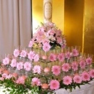 ピンクの装花をたっぷり飾ったメインキャンドルが印象的。ふたりの自由にアレンジして