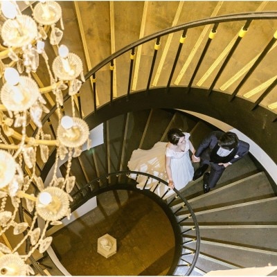 イタリアの古城をイメージした館内には三階建ての螺旋階段で撮影が可能。<br>【披露宴】きらめく水と太陽の光が溢れる寛ぎの空間『ヴィラ・ランベルティ』（着席～120名）