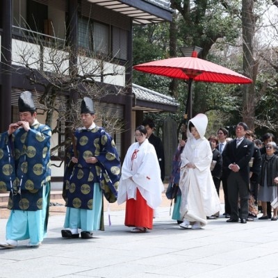 凛々しく厳かな雰囲気に包まれた熊野神社での神前式も人気。