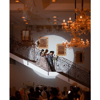 長い階段を使った階段入場はドレスのシルエットがはっきり映る花嫁の晴れ姿♪