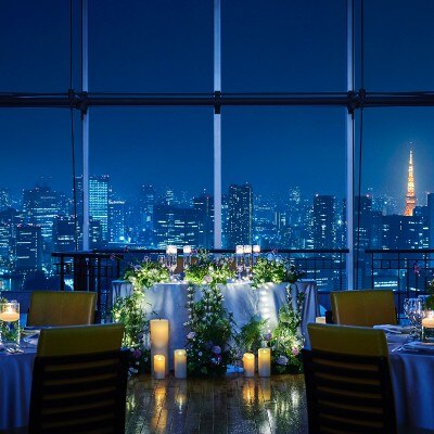 東京タワーとスカイツリーの両方を臨めるから、遠方のゲストも喜ぶおもてなしに<br>【披露宴】【夜】夕焼け～夜のトワイライトは大人ウェディングにぴったり※着席20～104名 /立食40～150名