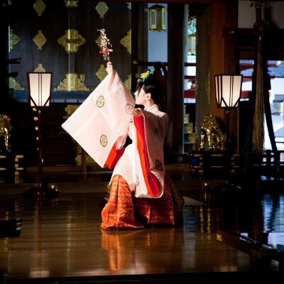 猿田彦神社に代々伝わる儀式「みちひらきの舞」。美しい神楽の奉納がゲストを圧倒する<br>【挙式】厳粛な中にもあたたかな雰囲気が漂う本殿