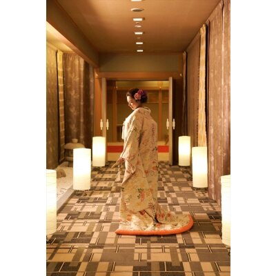 神殿、衣装室、控室などが同じフロアにあるため、和装での移動もスムーズ<br>【挙式】神殿／～80名（着席）