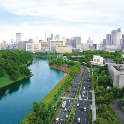 皇居の杜と豊かなお濠、東京のランドマークも一望できる贅沢な立地