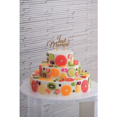 トレンド真っ盛り！　カラフルなフルーツ断面ケーキは写真映えする大人気のデザイン<br>【料理・ケーキ】ウエディングケーキ