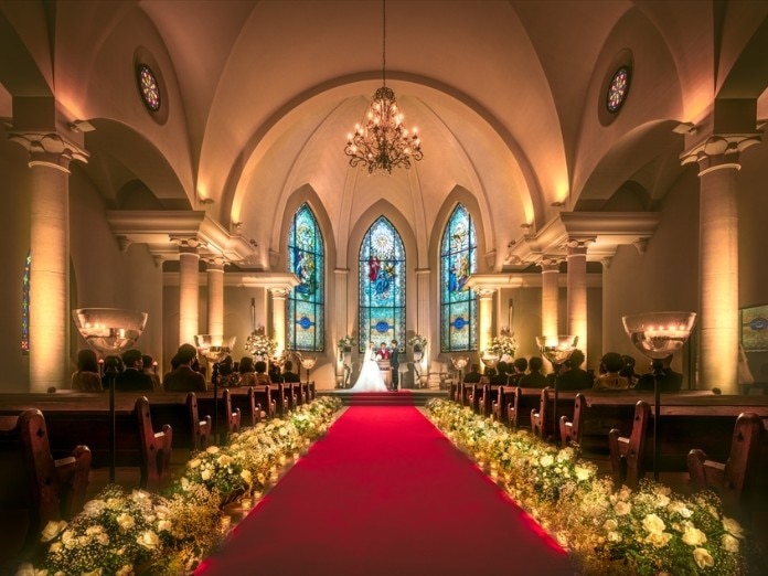 高さ6mのステンドグラスが輝く祭壇に向かって、15mのバージンロードが伸びる