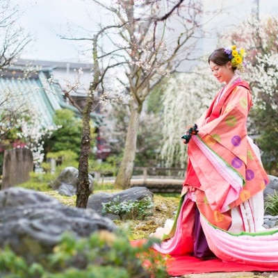 神前式では日本古来の婚礼衣装である「十二単（じゅうにひとえ）」も選ぶことができる<br>【挙式】緑豊かな境内