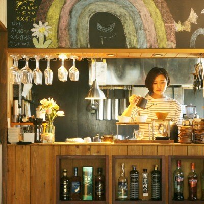 通常は県外からもファンが訪れるカフェとして営業。挙式後も思い出の場所を訪れられる<br>【ドレス・和装・その他】咲くカフェ　～Cafe Style～