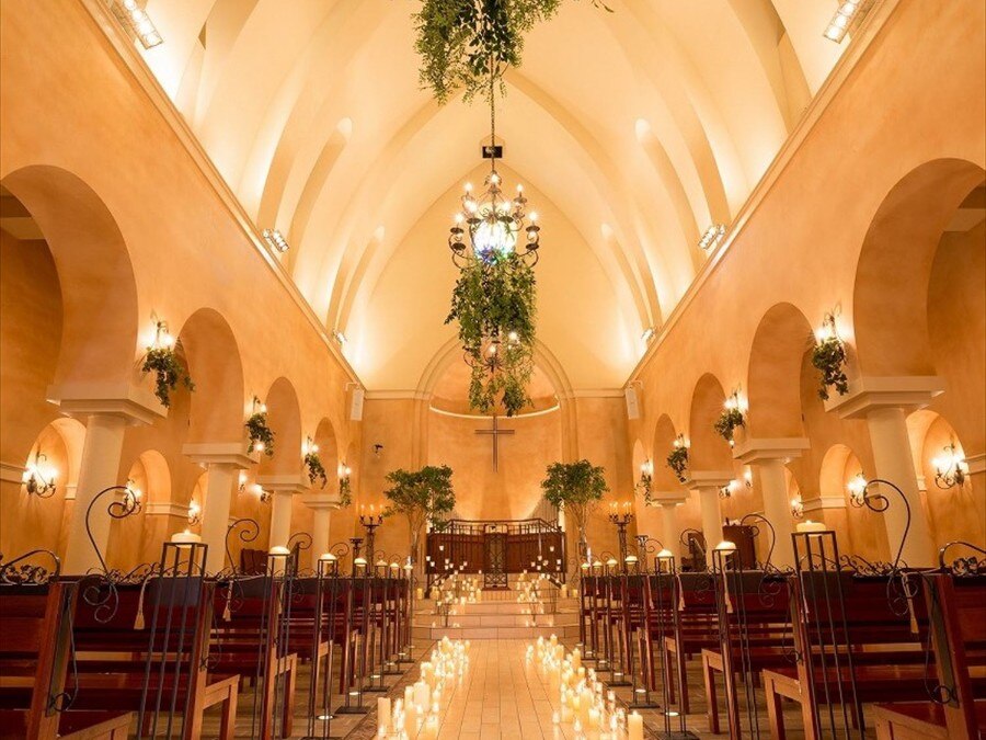 高い天井とあたたかな雰囲気が人気の「グランダムール教会」は、県内最大級のスケール