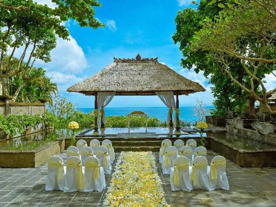 バリ島　15,000輪の花が彩るプラベート感満点のガーデンウェディング