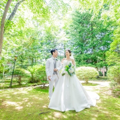 【結婚式当日】おふたりのお支度が整ったあとはホテル館内でのロケーションフォトへ<br>【挙式】【旧軽井沢ホテル音羽ノ森】軽井沢らしい自然に囲まれた場所で過ごす結婚式