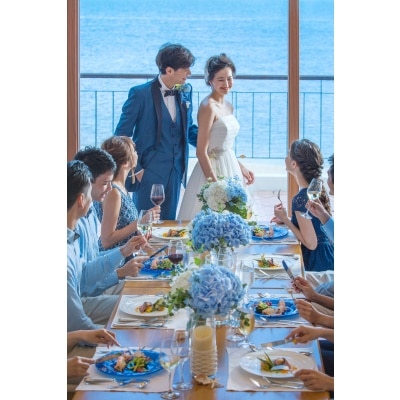 <br>【披露宴】窓の外に広がる海の景色を満喫しながら、ゲストと楽しむパーティを