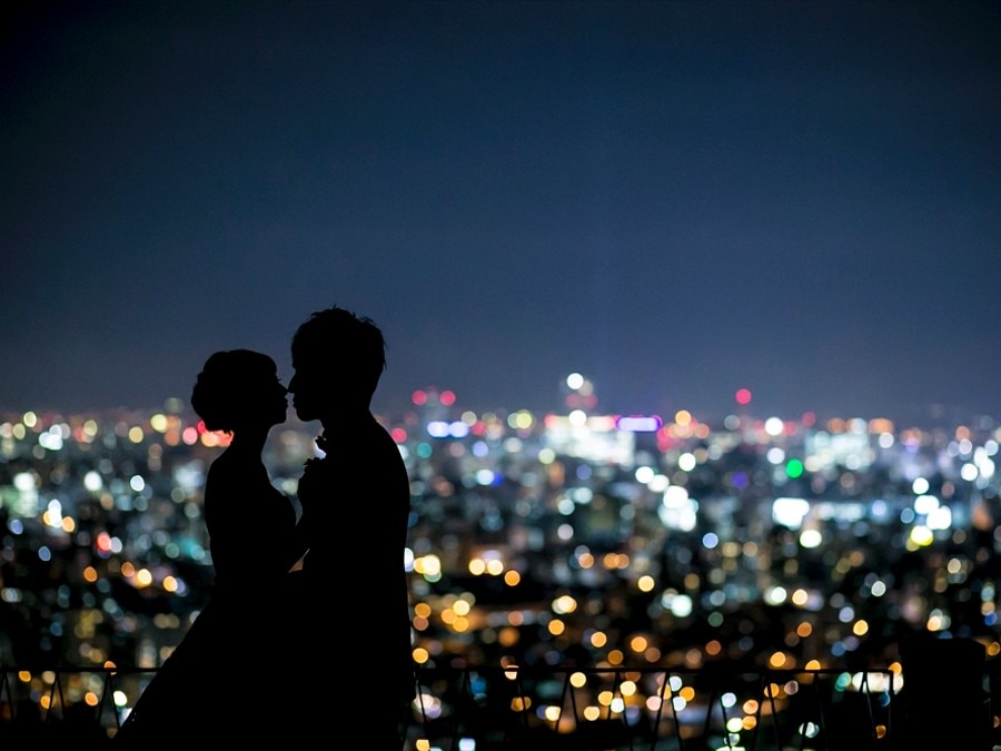 美しい札幌の夜景を背景に、絵になるシーンを残せるのも魅力。ここならではの一枚を