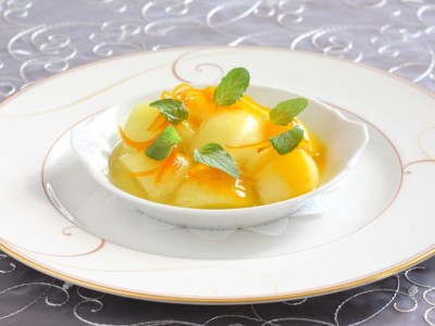 「メロン長野県産アプリコットとミントの香り」。デザートはビュッフェ形式も人気