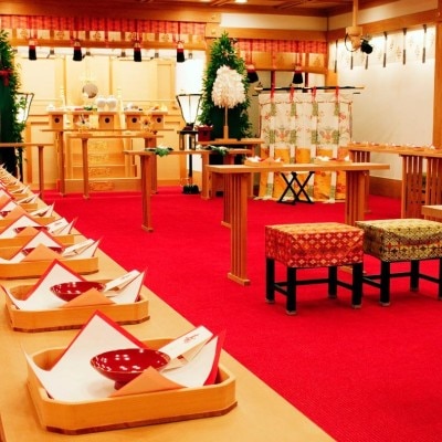 凛とした神聖な館内神殿「葵殿」での古式ゆかしい挙式で、新しい家族の誕生を実感して<br>【挙式】神殿「葵殿」（神前式）　推奨人数/～40名　収容人数/～40名