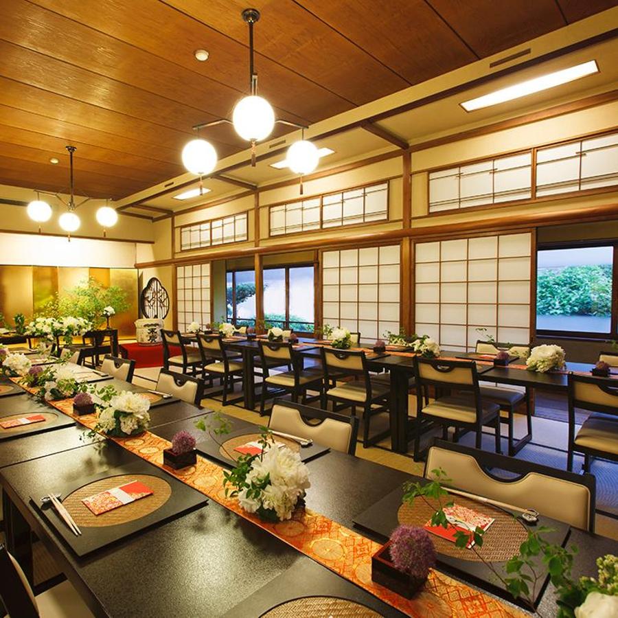 料亭を代表する大広間「松の間」。随所に銘木や彫刻をあしらった数寄屋意匠を楽しめる