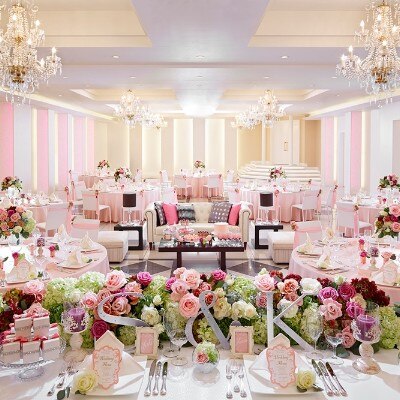 シャンデリアが輝く会場に上品なピンクのコーディネートを合わせれば、プリンセス気分<br>【披露宴】アスティオン／着席60～128名　シャンデリアか輝く上質空間