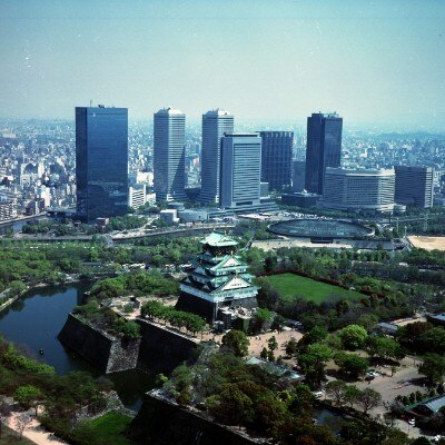 目前の緑あふれる大阪城公園は都会のオアシス。開放感ある写真をたくさん残したくなる