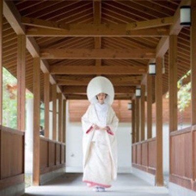 凛とした空気が漂う神社の建物の中で、綿帽子の白無垢姿がいっそう美しく映える			<br>【挙式】挙式