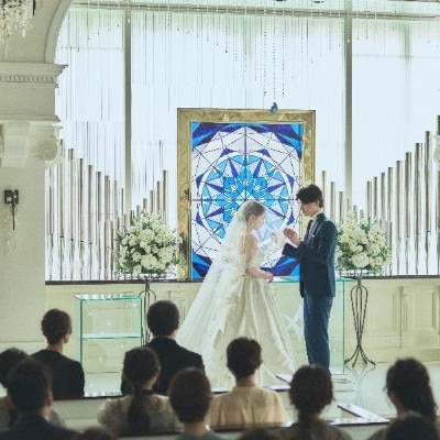 <br>【挙式】天井高7m・バージンロード20mの大聖堂に生演奏が響き渡る祝福のチャペル（最大120名着席）
