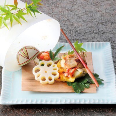 伝統的な調理法を使用した婚礼料理の魚の奉書焼き<br>【料理・ケーキ】料理
