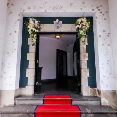 美術館を思わせる重厚な入口。アールデコの巨匠・エルテの作品保有数、世界一を誇る<br>【外観】アンティークな洋館でドラマチックな写真を残して