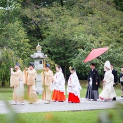 自然豊かな境内を、花嫁行列が粛々と進むところから始まる「長野縣護国神社」の神前式<br>【挙式】挙式