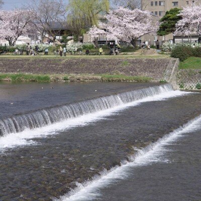 京都の人にとって心の故郷と言える鴨川の風景が、ふたりの大切な記憶のワンシーンに<br>【外観】外観、鴨川を望むロケーション