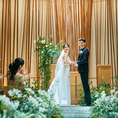 <br>【挙式】結婚式の為だけに建築された“本物の迎賓館”。光と緑に包まれた木のチャペル（着席：～120名迄）