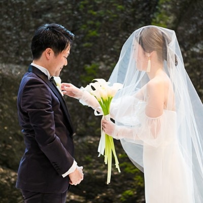 全ての花が揃った時 ご新郎様からご新婦様へブーケにして 贈ります
ダーズンローズを花嫁に贈ることは「12のことすべてをあなたに誓います」という意味を持ち
おふたりとしての 誓いをたてます