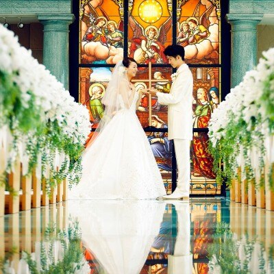 光輝くバージンロードは、花嫁の姿をひときわ美しく清らかに浮かびあがらせます<br>【挙式】１２０年以上の歴史あるステンドグラスが輝くチャペル／生演奏響き渡る空間で感謝を伝えるセレモニー