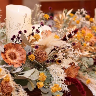季節感とトレンドを取り入れたテーブル装花