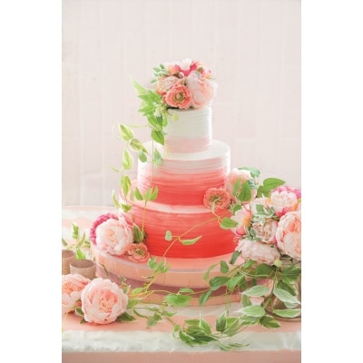 生花やグリーンを使ったウエディングケーキは、パーティをより華やかに彩ります<br>【料理・ケーキ】ウエディングケーキ