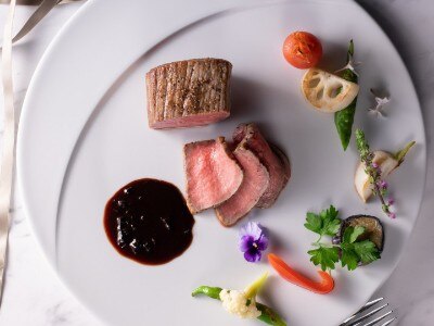 熟練のシェフとパティシエの手によるおもてなしのフレンチ。結婚式だからこそ味わえる