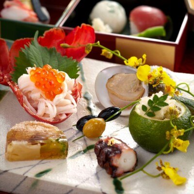 【会席料理】《前菜》伊勢海老の飾り盛り　蛸のやわらか煮　など7種盛り