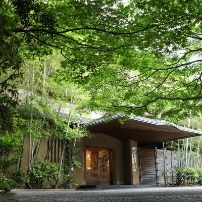 竹林に囲まれて静かに佇む日本家屋。暖簾を潜った瞬間から非日常へ誘われる