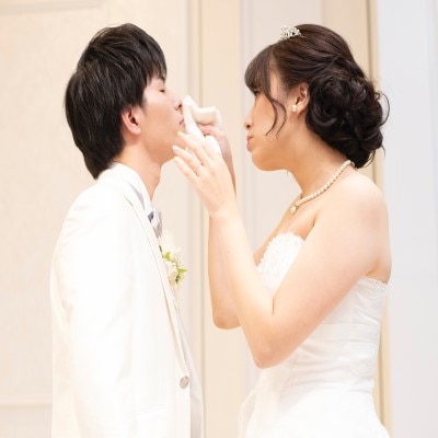 この度はご結婚、誠におめでとうございました！
お会いした瞬間から「仲の良いカップルだなぁ･･･。」と、そんな印象でした。
好きなものも方向性も一緒のお二人。
打合せをする私が楽しんでいたと思います。
手作りの品物が出来上がり、実物を拝見できたとき本当に楽しかったです。
