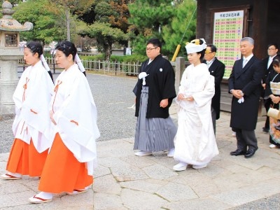 野鳥の声だけが響く静けさのなか白無垢姿で練り歩く参進の儀は歴史に紛れこんだよう