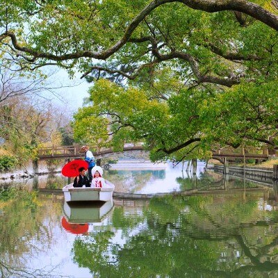 柳川の四季折々の風景がゆっくりと行き過ぎる花嫁舟での嫁入りに、感動もひとしお<br>【挙式】三柱神社（神前式）／着席～60名