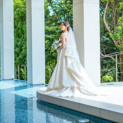 水と自然と、きらめくバージンロードが花嫁のウエディングドレス姿をより美しく見せる<br>【挙式】「サンクチュエール」【～100名】