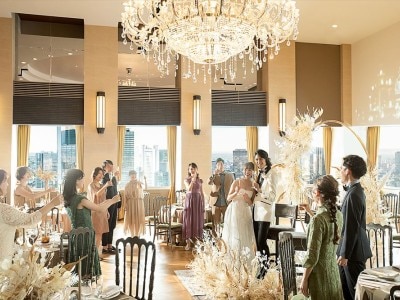 7m超の天井に輝く大きなシャンデリアの煌めきが、花嫁をいっそう美しく引き立てる