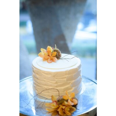 ウェディングケーキはシンプルな円柱型でお花をあしらって