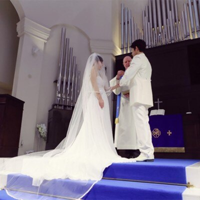 チャペル内は聖壇が高いため、ドレスも映え、ゲストの方も見やすく写真も撮りやすい<br>【挙式】チャペル アニヴェルセル～結婚式当日レポ：実際のご結婚式のおふたりをご紹介～