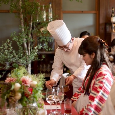 シェフによる料理演出が、ゲストへのプレゼント！　人気レストランの美食でおもてなし<br>【披露宴】本館「DINING ROOM】」／着席20～58名
