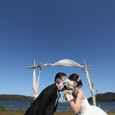 琵琶湖のほとりで挙式を、ガーデンでのブッフェを。自然が大好きなふたりらしい結婚式をご提案しました。