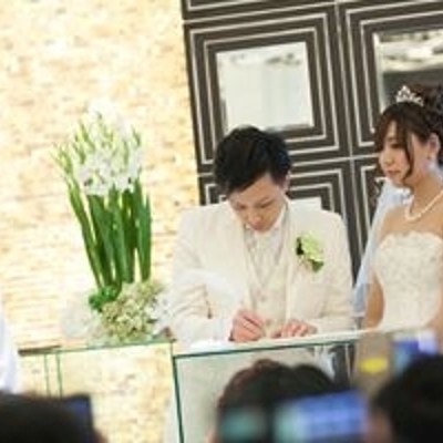 結婚証明書にサイン