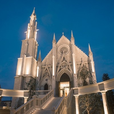 ライトアップされ、神秘的な光に包まれた大聖堂でのナイトウエディングも人気