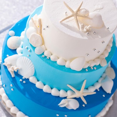 海をイメージして鮮やかな青を組み合わせたケーキ。<br>【料理・ケーキ】ケーキ＆スウィーツ