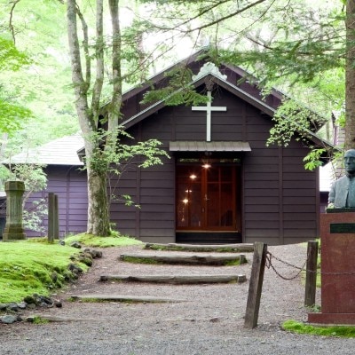 旧軽井沢の森の奥に静かに佇む軽井沢最古の教会
