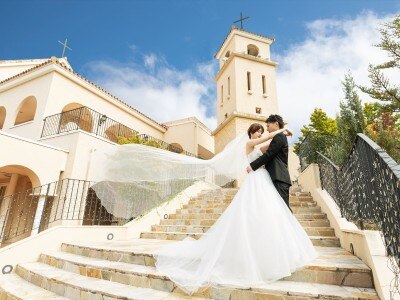 青空にそびえる大聖堂と純白の大階段は絶好の撮影スポット。海外のような写真を残して